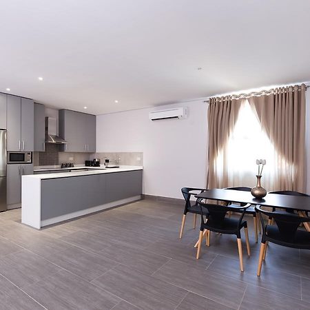 City Mews On Independence กาโบโรเน ภายนอก รูปภาพ