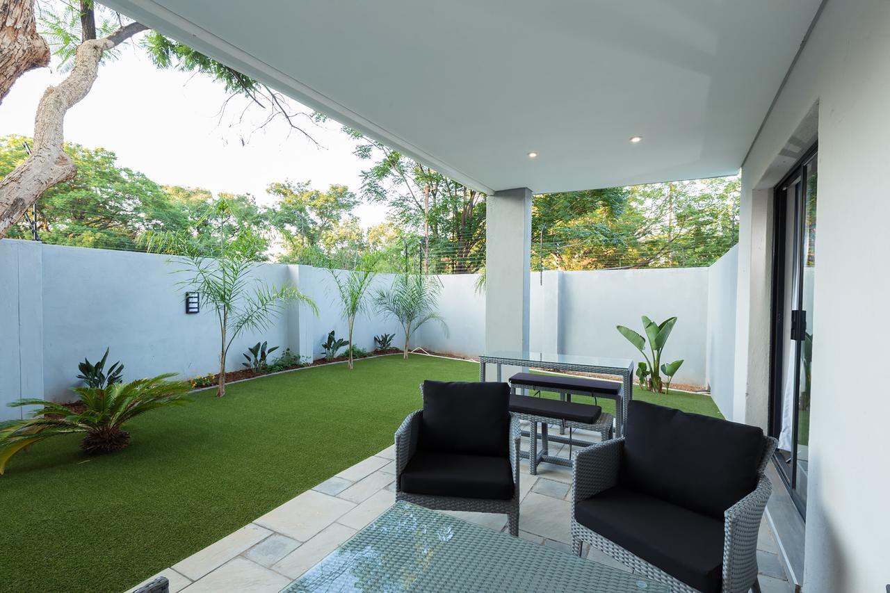 City Mews On Independence กาโบโรเน ภายนอก รูปภาพ