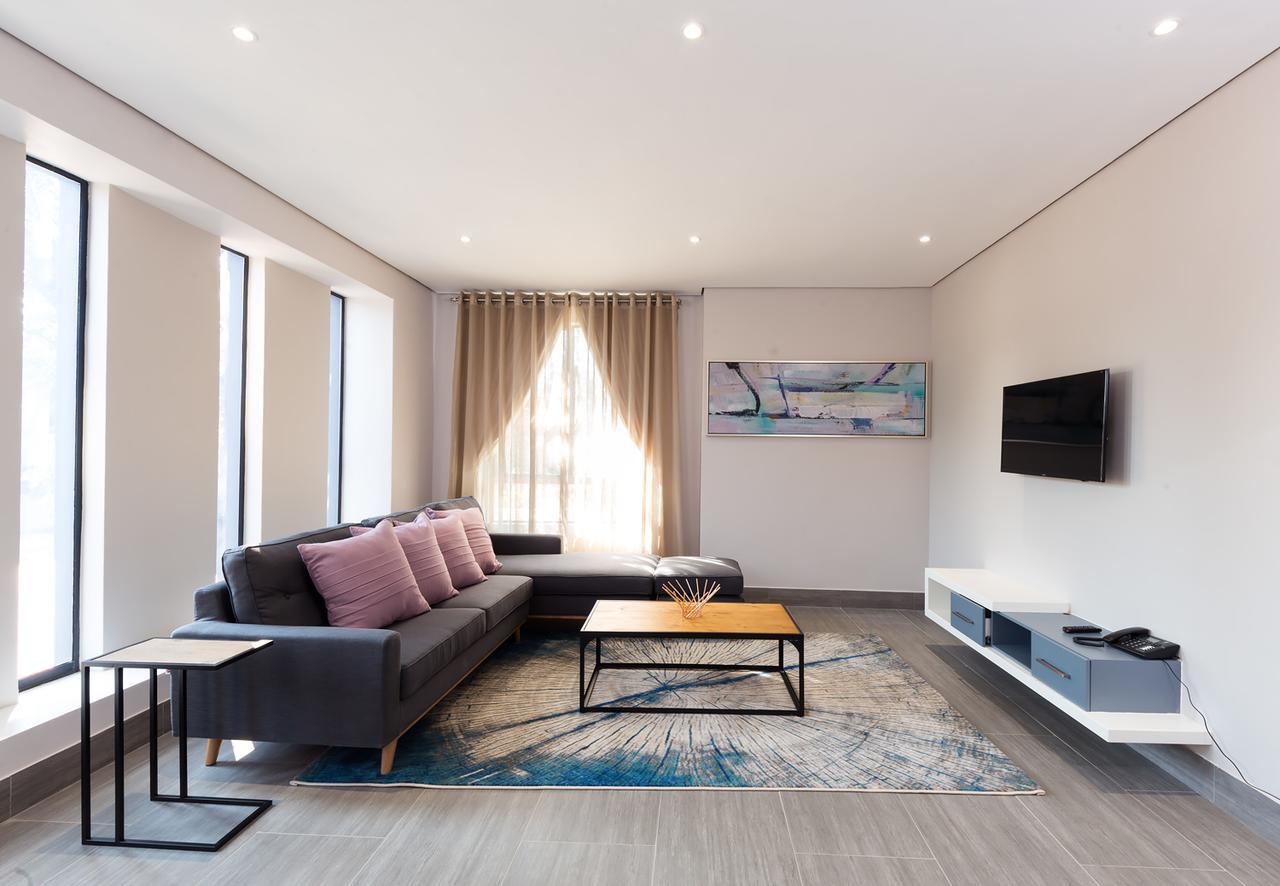 City Mews On Independence กาโบโรเน ภายนอก รูปภาพ
