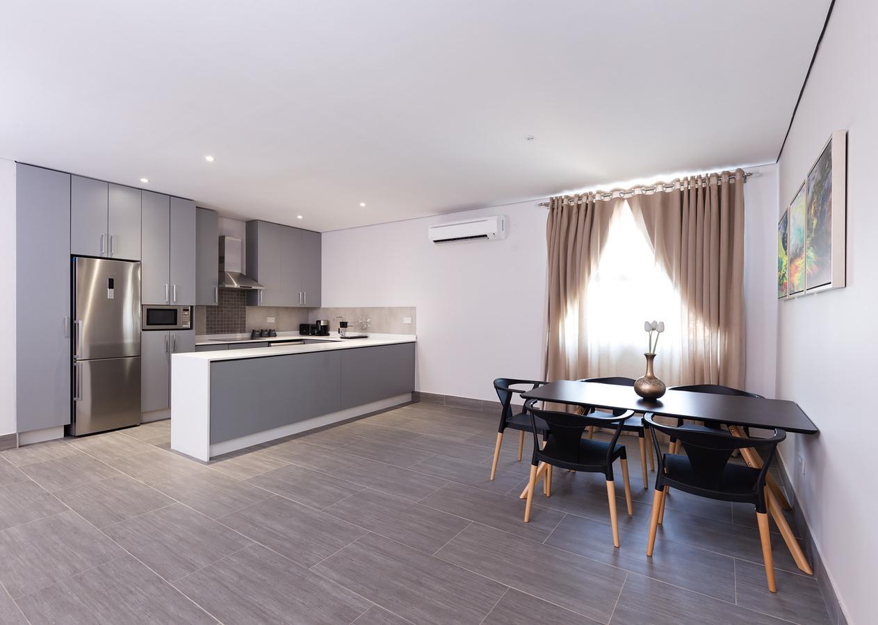 City Mews On Independence กาโบโรเน ภายนอก รูปภาพ