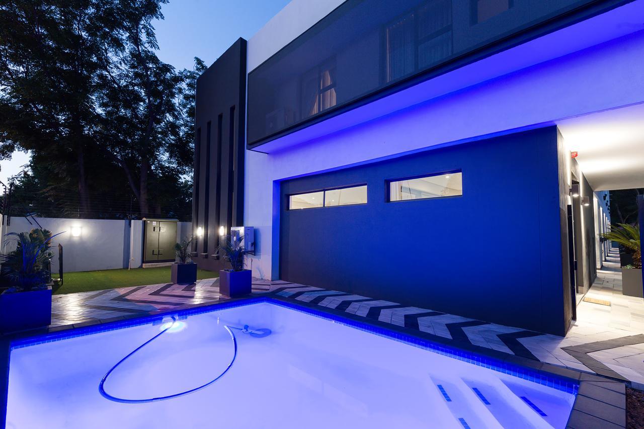 City Mews On Independence กาโบโรเน ภายนอก รูปภาพ