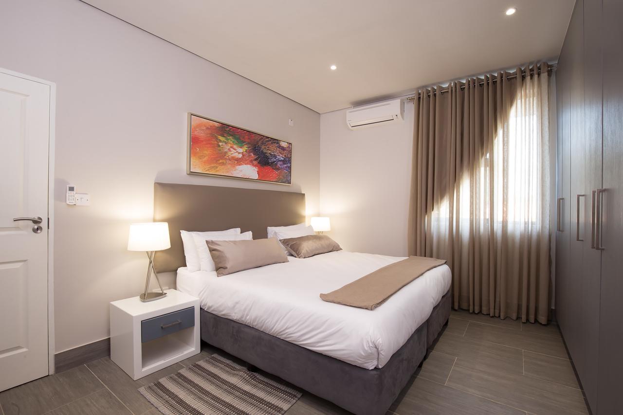 City Mews On Independence กาโบโรเน ภายนอก รูปภาพ