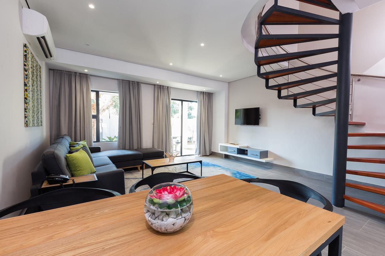 City Mews On Independence กาโบโรเน ภายนอก รูปภาพ